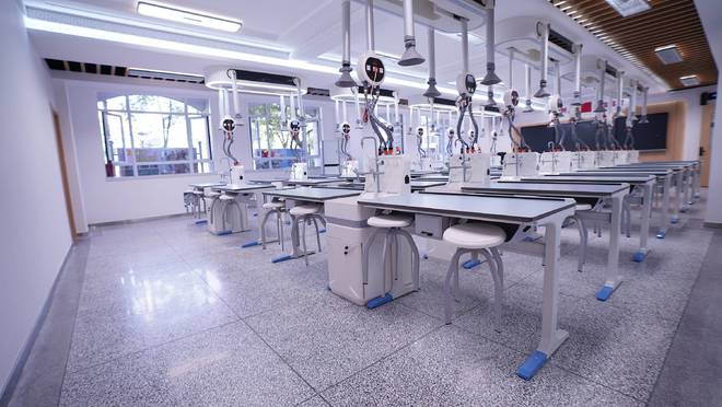 中学理化生智能吊装实验室整体解决方案(图1)
