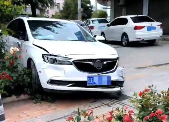 宝鸡一社区女书记当街开车追撵女子撞上电瓶车：两名女子被警方控制两名伤者在医院治疗(图3)